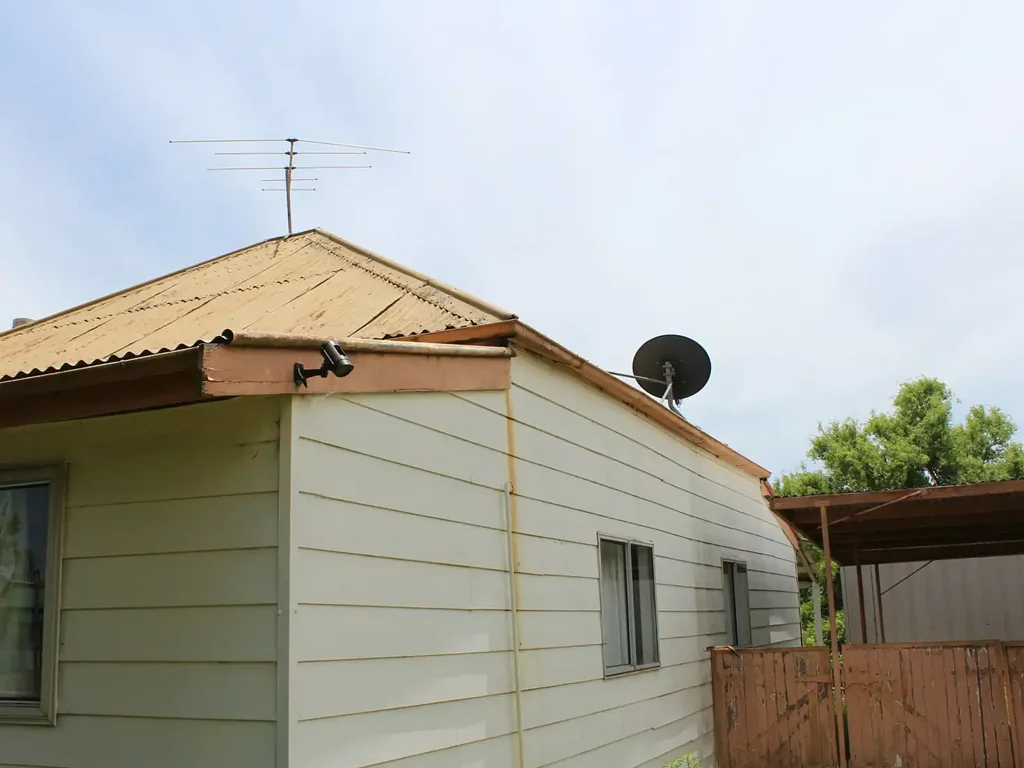 3 BEDROOMS AND LARGE YARD