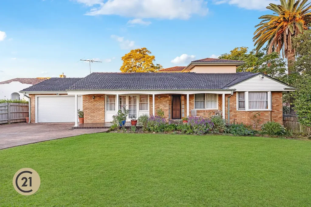 West Pennant Hills 5房 West Pennant Hills中心位置 5卧全衣柜 岳父母套房 多功能休闲区 大型遮盖娱乐区 安全草地后院 学区房 近公交与公园 FAMILY HOME IN PRESTIGIOUS LOCALE | IN-LAW ACCOMMODATION | WIDE FRONTAGE