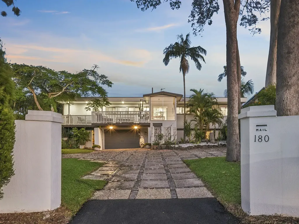Benowa 4房  Prestige Elevation - Coastal Outlook. Blue-Chip Benowa Address