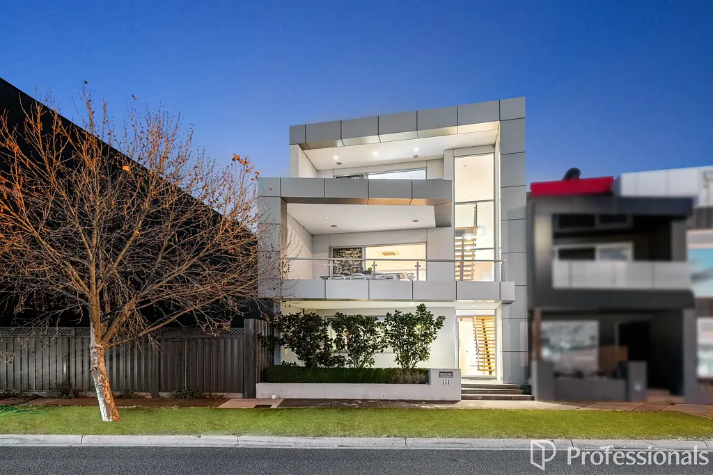 Caroline Springs 4ਬੈੱਡਰੂਮ THREE LEVELS OF WORLD CLASS LIVING