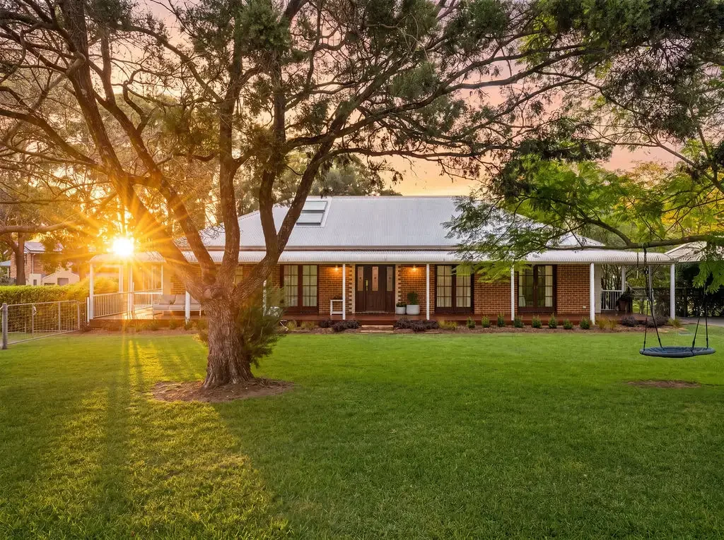 Ellis Lane 7Kwarto Large Renovated Multi-Generational living home set on 1 acre!