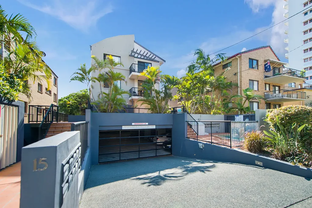 2 bedroom unfurnished within 2 minutes walk to Broadbeach