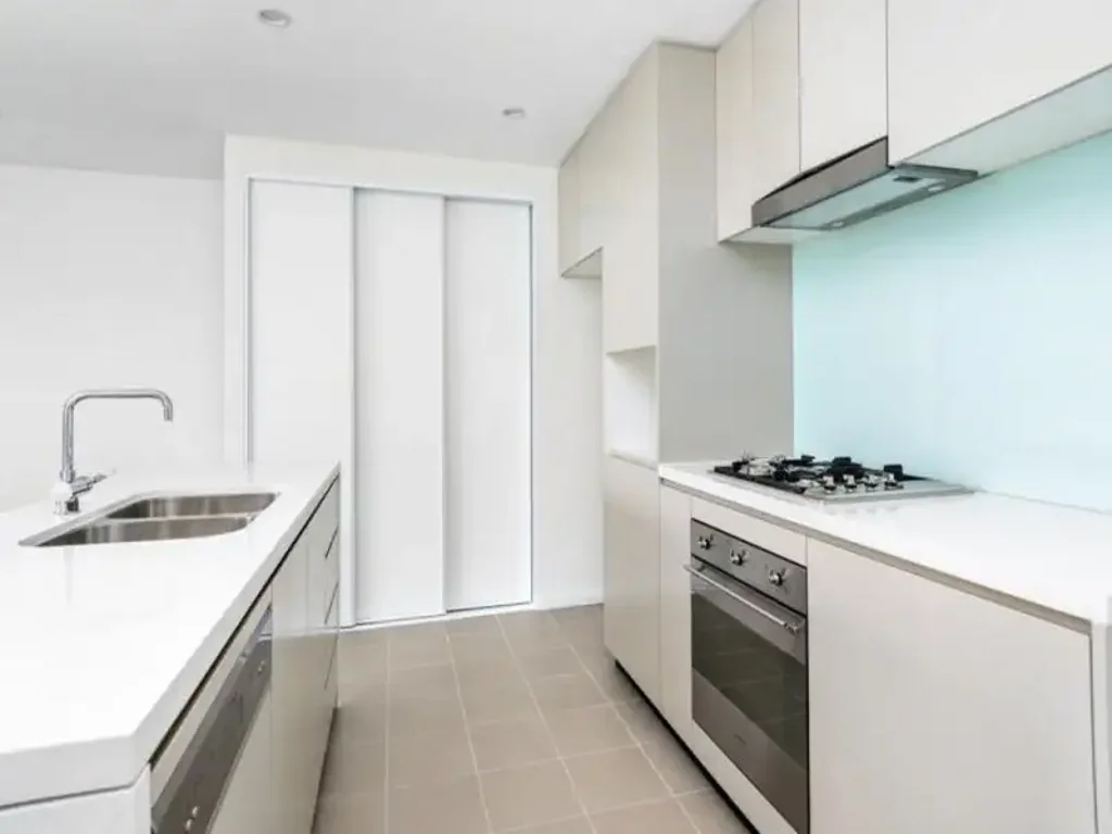 MODERN ONE BEDROOM UNIT WITH GYM & PARKING