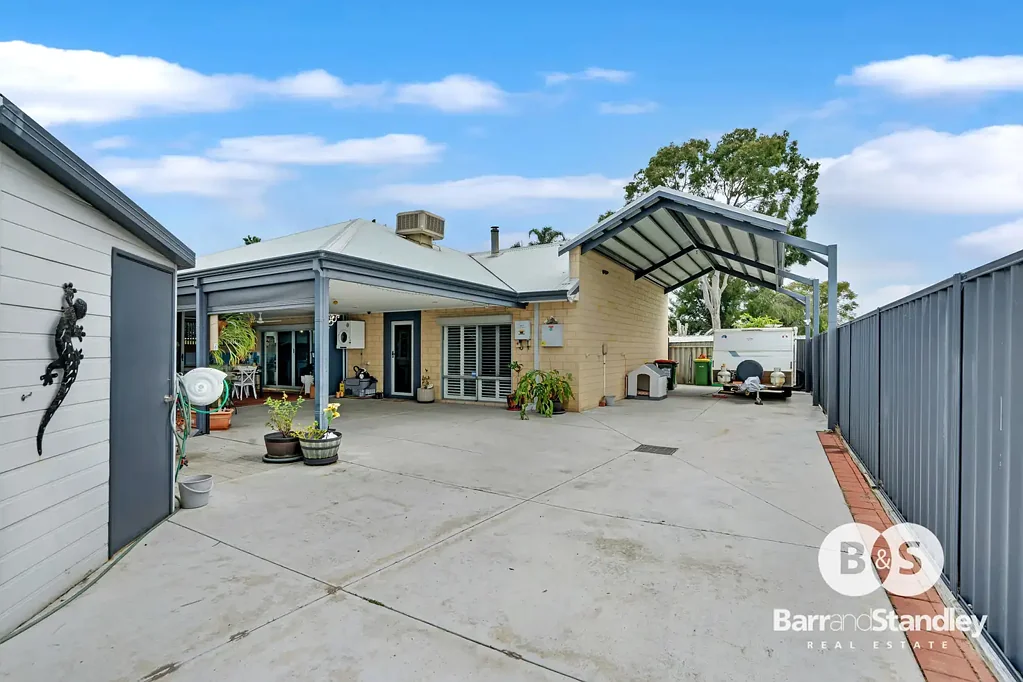 Carey Park 3 Bedroom Perfect Lock and Leave Home with Under Cover Caravan Parking and NO STRATA FEES!