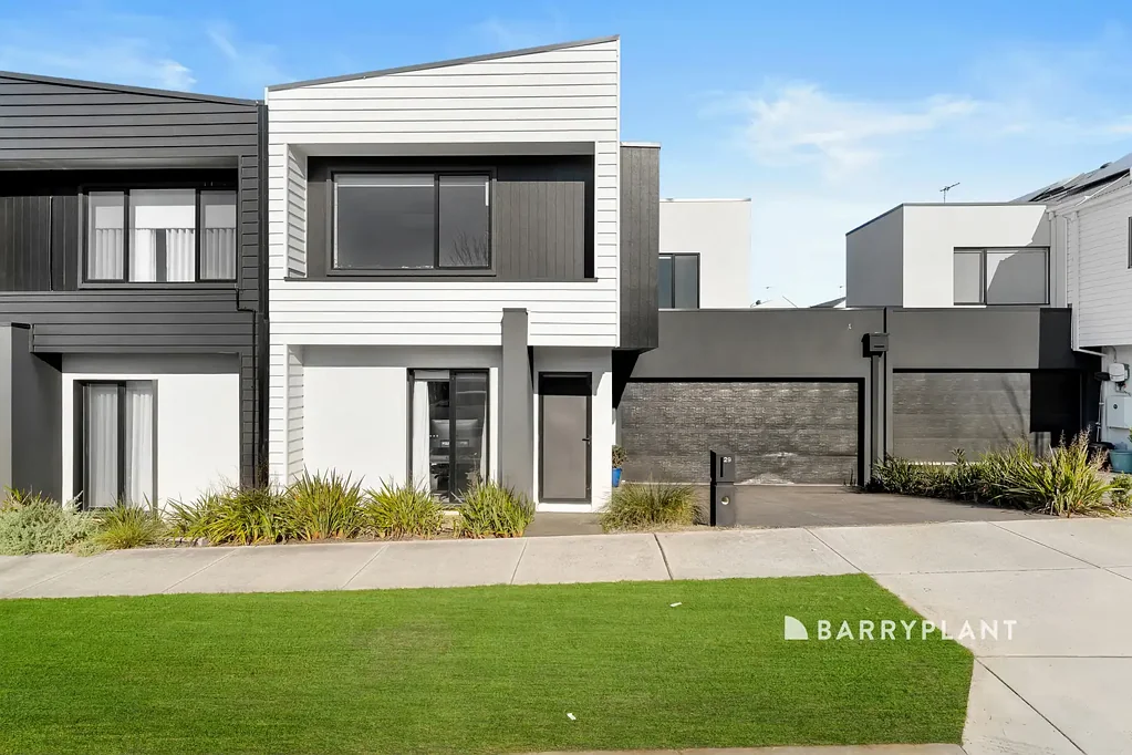 Spacious & Stylish Townhouse Living in a Prime Clyde North Location