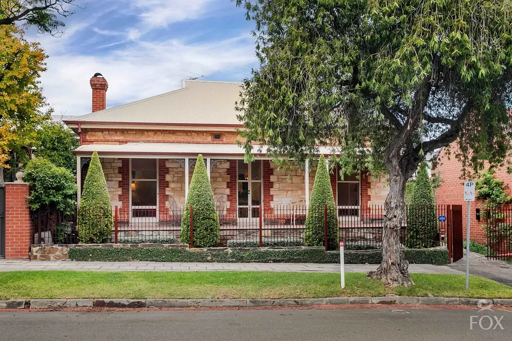 North Adelaide 3Habitaciones Stunning stone residence with picturesque parkland outlooks and prized northerly aspect, beautifully enhanced by inspired and contemporary renovation