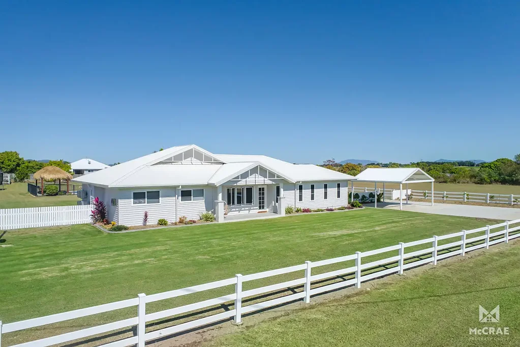 Bowen 4બેડરૂમ ONE OF A KIND - HAMPTONS INSPIRED ACREAGE HOME