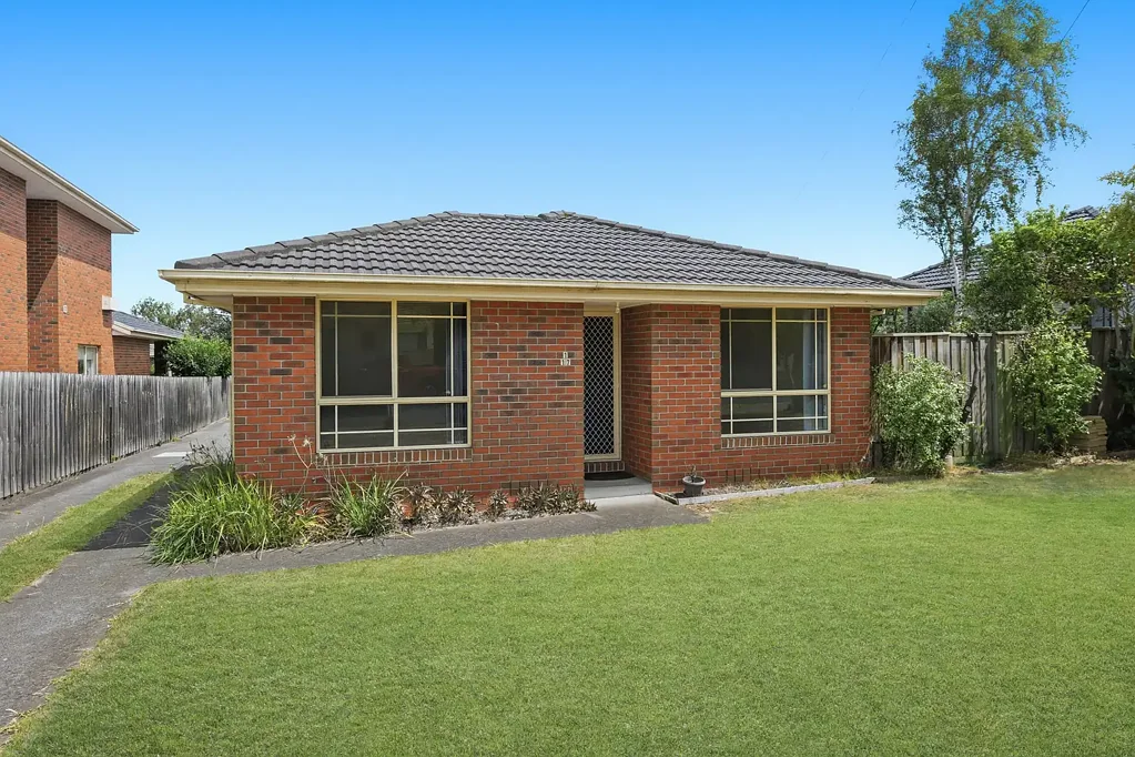 MODERN & SPACIOUS TWO-BEDROOM UNIT IN PRIME OAKLEIGH EAST LOCATION