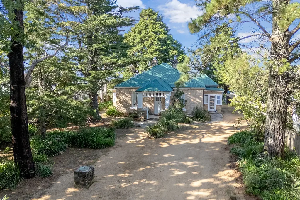 Lawson 4房 稀有蓝山砂岩建造 内部砂岩墙 4卧2卫 3米高天花板 180度山景 1396sqm地块 Grand c.1908 Sandstone Beauty with 180° Views