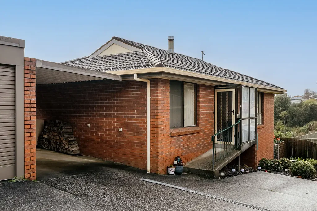 Upper Burnie 2Phòng ngủ CONVENIENT & MOVE IN READY