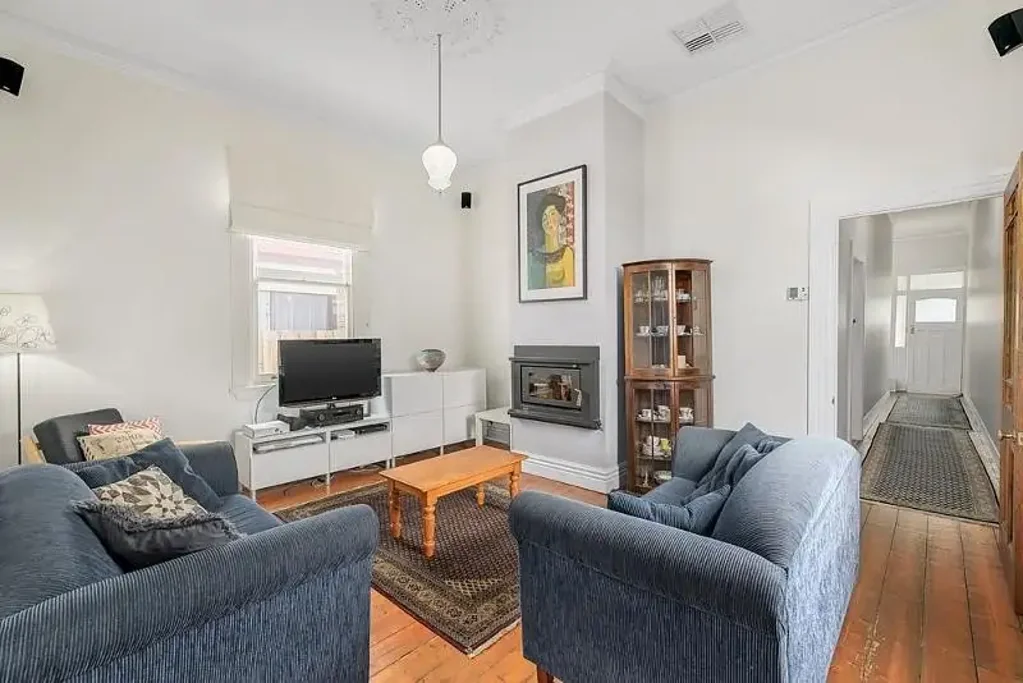 CHARMING TERRACE HOME IN PRIME LOCATION!