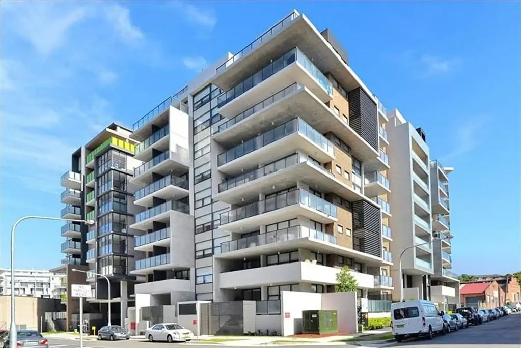 HUGE SPLIT LEVEL Modern 2 bedroom,2 Bathroom Apartment