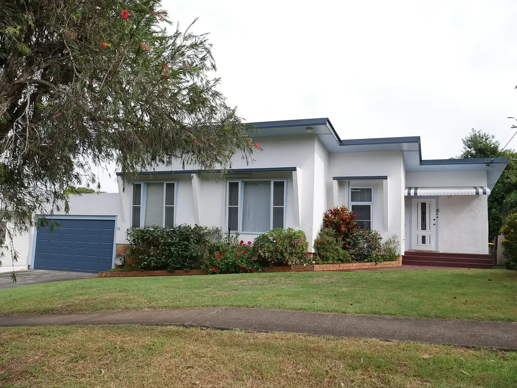 RETRO HOME WITH VIEWS OF TOWN