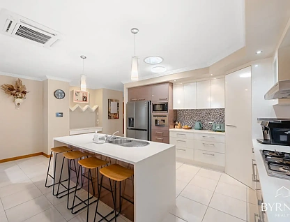 11 Watt Street, West Gladstone, QLD 4680, 5 slaapkamers, 3 badkamers, House