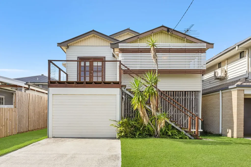 High-set Queenslander with Luxe Finishes