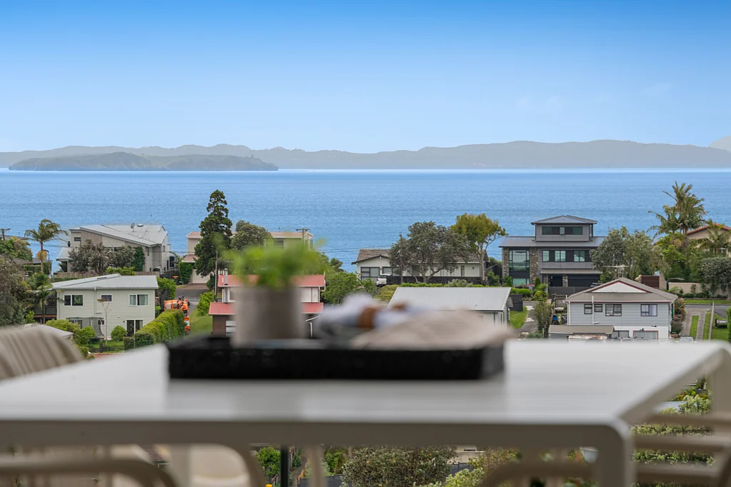 Stanmore Bay 3房  Single-level living with views and potential