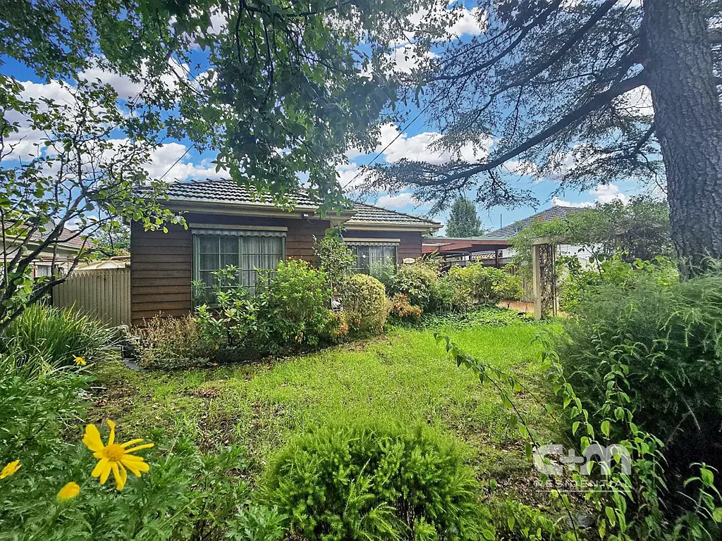 Large 3-Bedroom Residence with Swimming Pool and Expansive Grounds