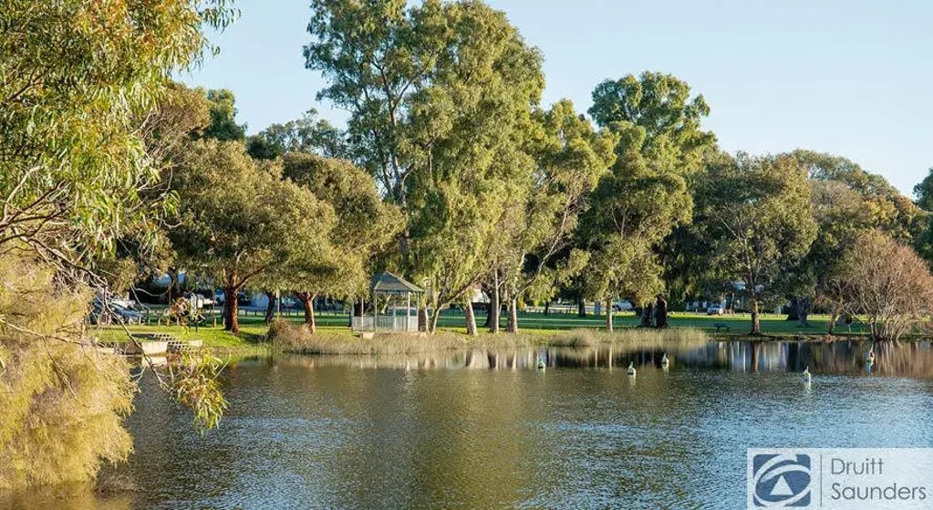LIFESTYLE ON THE LAKE 
HOME OPEN SATURDAY 13 JUNE AT 10.30AM SHARP!