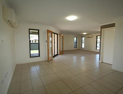 12 Blue Gums Drive, Emerald, Fitzroy, 4房, 2浴, House