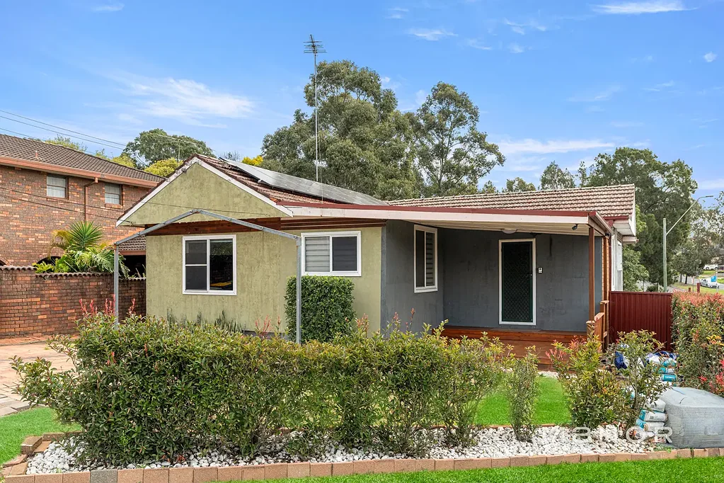 Blacktown 4ਬੈੱਡਰੂਮ SOUTH BLACKTOWN SCHOOL CATCHMENT - RENOVATED FAMILY HOME - ON CORNER BLOCK WITH TEENAGE RETREAT