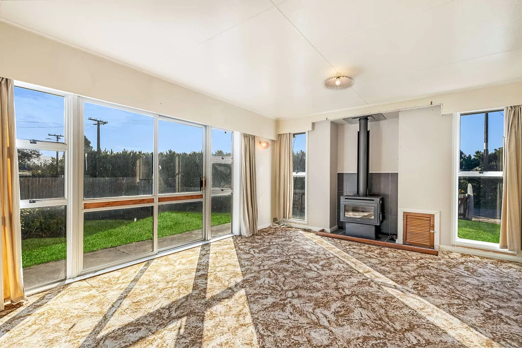 Seddon 3બેડરૂમ Not Just a Home - A Genuine Opportunity !
