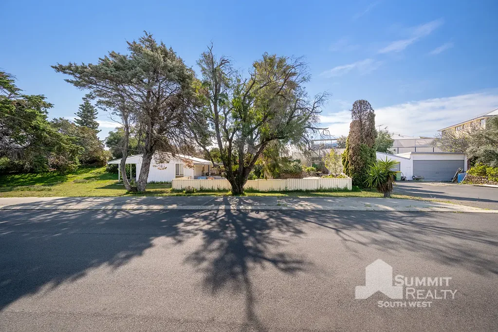 Binningup 3房  Spacious Corner Property