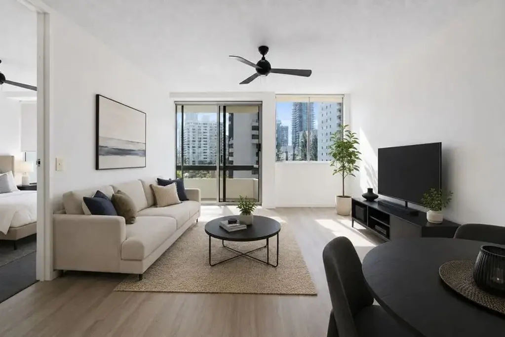 Surfers Paradise 3房  Vacant & Renovated Coastal Retreat with Ocean Views in Boutique Beachside Building
