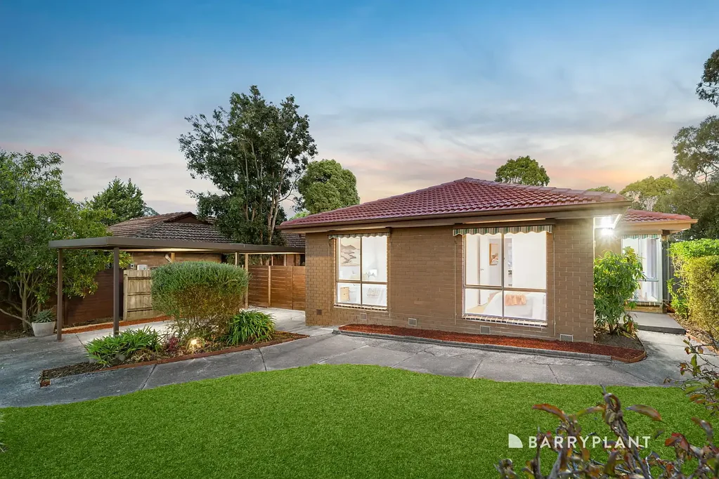 Wantirna 3房 双生活区露台娱乐 家庭友好位置 现代厨电齐全 角落窗户采光 731sqm拐角地块 Stylish simplicity, stroll to schools.