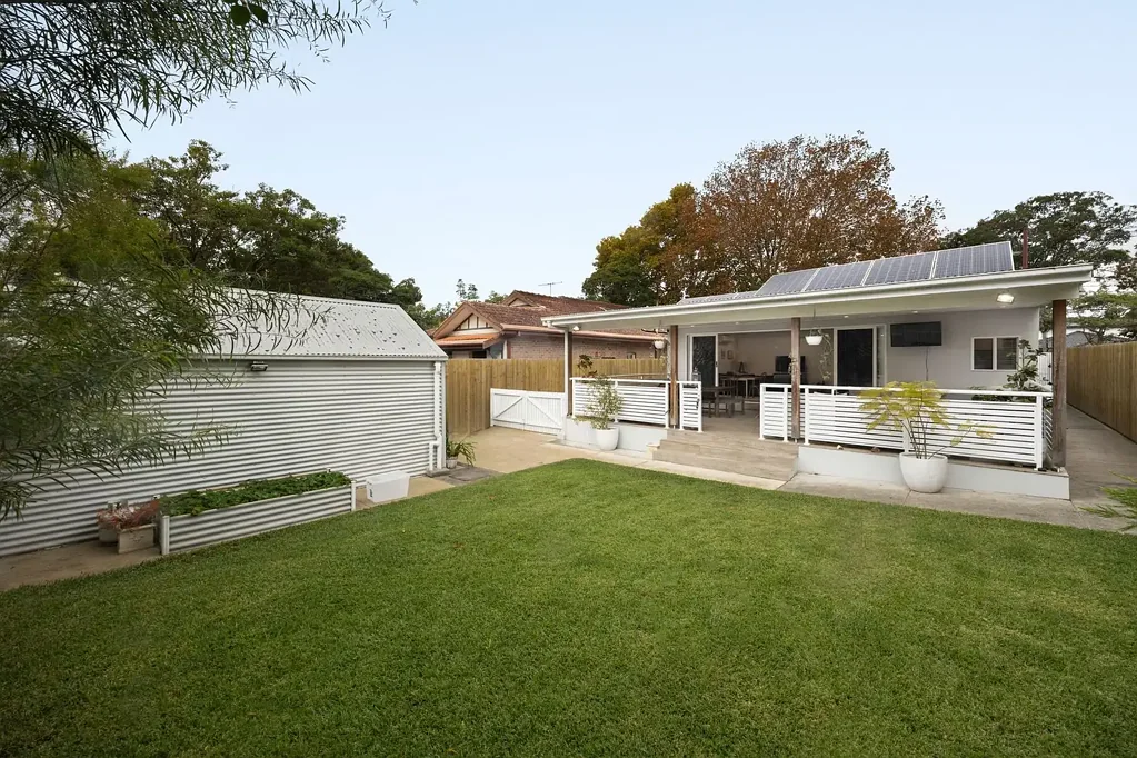 Strathfield 4房 双砖住宅 现代扩建 独立画室 开放式布局 岛式厨房 四卧高顶 时尚浴室 全季露台 优越学区 宽敞地块 Flawlessly transformed residence combines light, space and luxury