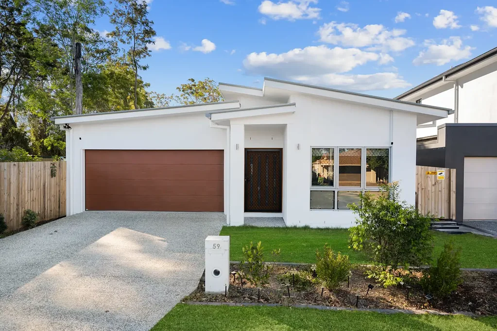 Hillcrest 4 Bedroom Stunning 2024 built home in the family friendly suburb of Hillcrest - Everything is still like NEW - welcome home.