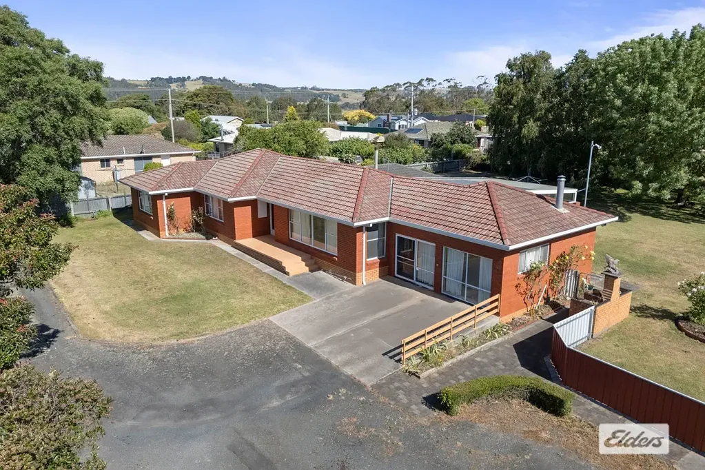 Turners Beach 4房  LARGE FAMILY HOME OR POTENTIAL DEVELOPMENT!