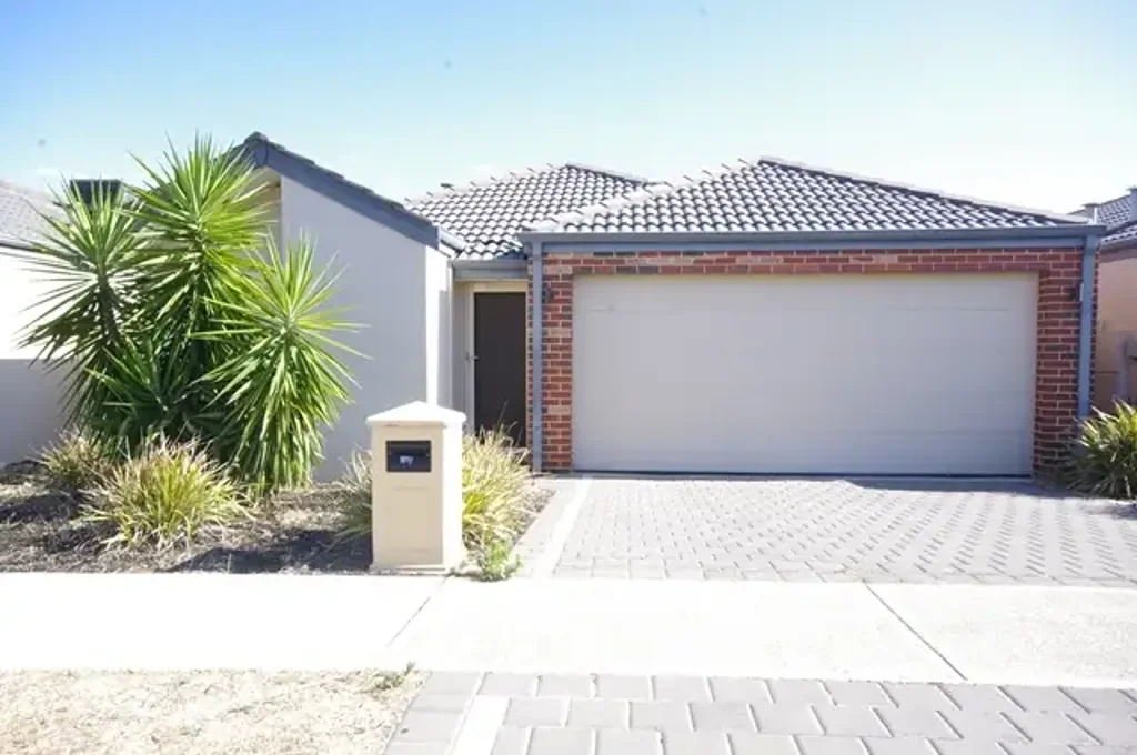 **WALKING DISTANCE TO SCHOOLS, PUBLIC TRANSPORT AND SHOPS**