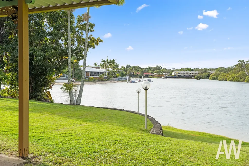 Mountain Creek 4Kwarto Best waterfront opportunity under 2m!