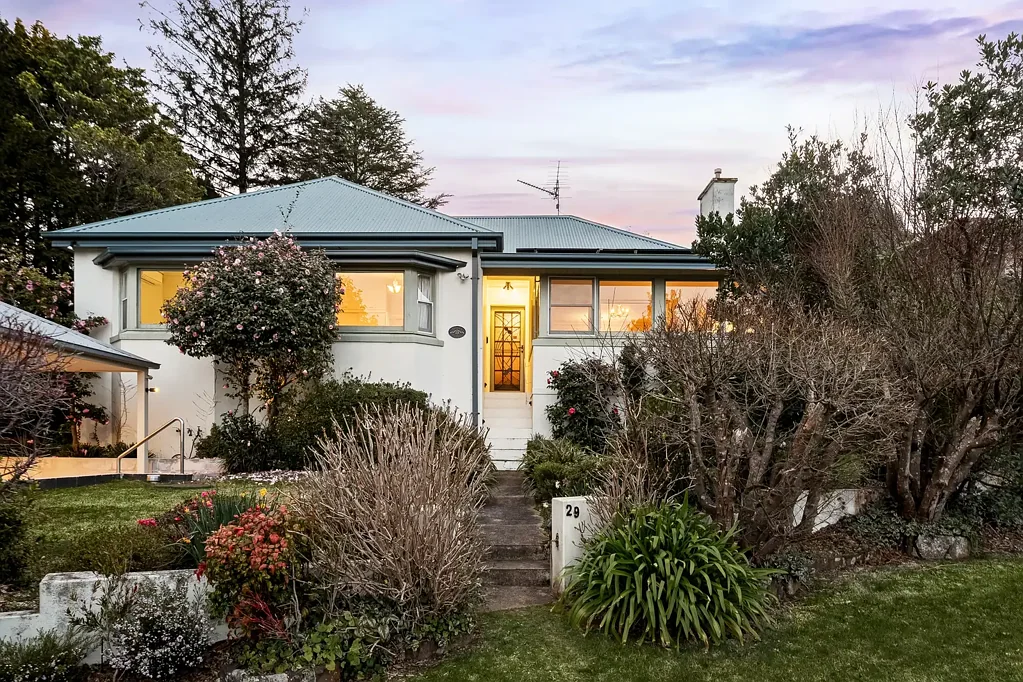 Katoomba 3 Bedroom Timeless 1940s Home with Mountain Views & Modern Comfort