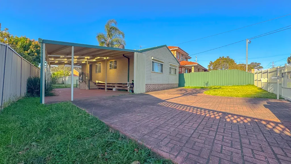 HOUSE WITHIN WALKING TO TRAIN STATION