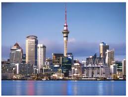 12月17日新西兰房地产与财经新闻汇总-新西兰金融市场的"暗战"：央行松绑与银行加息，谁在为2026年的经济埋雷？