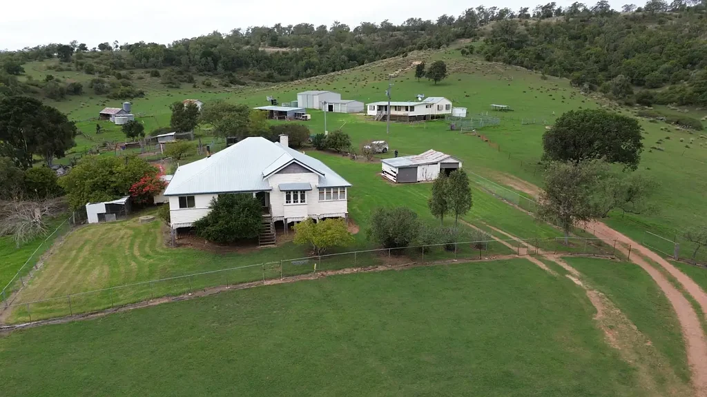 Maclagan "Fairhills" - Basalt Grazing Country with Dual Residences