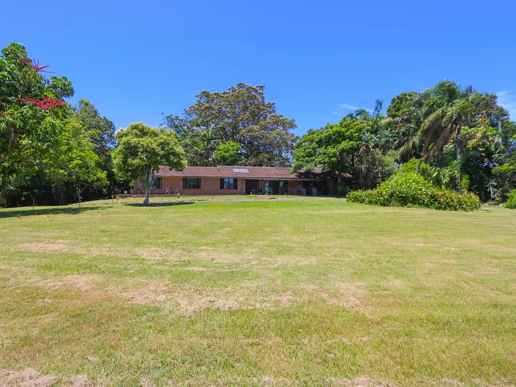 Banora Point 5chambre Original Family Home on 8460m2 of land with Distant Ocean Views