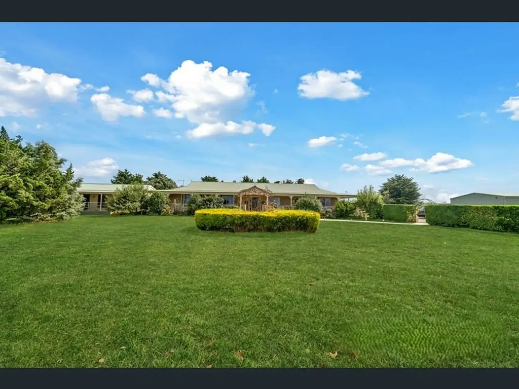 Grand Family Living on Farming Land – 255 Watson Road, Pakenham