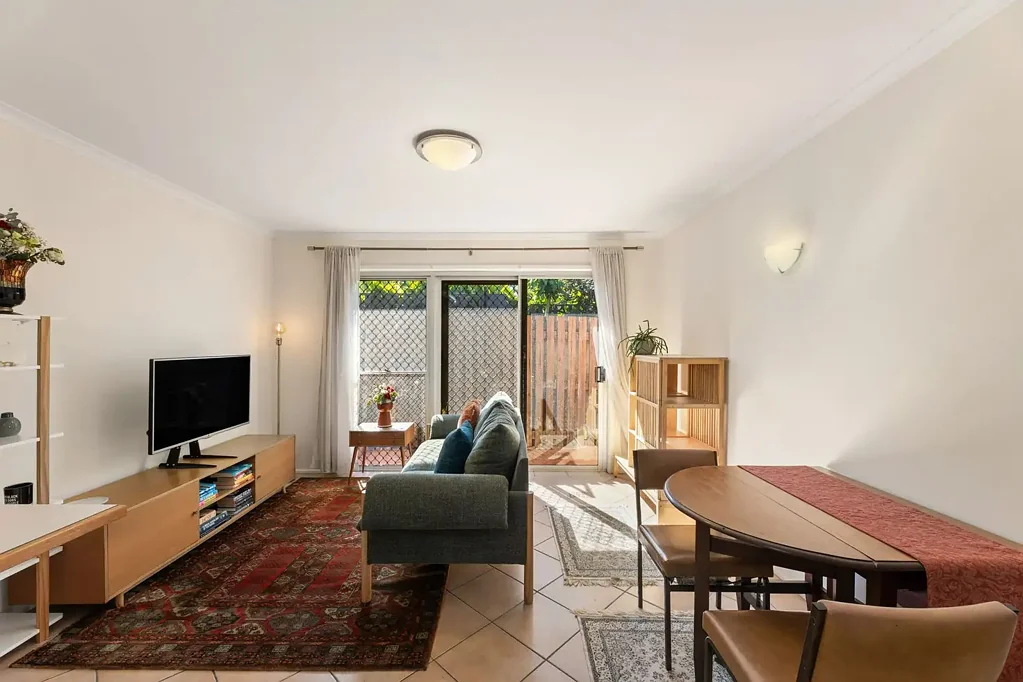 Taringa 2 Bedroom Light Filled Apartment in Boutique Complex
