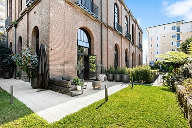 Breakfast Point 2Moenga A heritage garden loft in the building that completed Breakfast Point