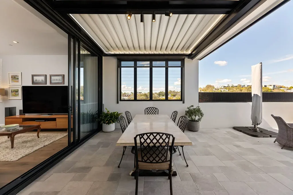 Taringa 3房 获奖顶层公寓 199sqm宽敞空间 3米高天花板 大面积玻璃窗 无缝室内外设计 精品综合楼顶层 安全电梯访问 ILVE厨房电器 主套房带步入式衣帽间 双车位配置 学区房优势 The Perfect Blend of City Access and Suburban Privacy