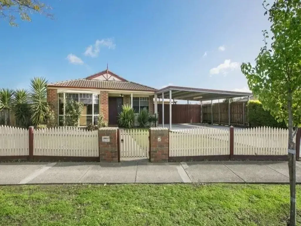 Family Living in the Heart of Cranbourne West!
