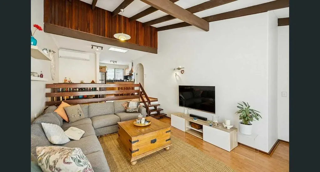 Split-level Villa - Great Location