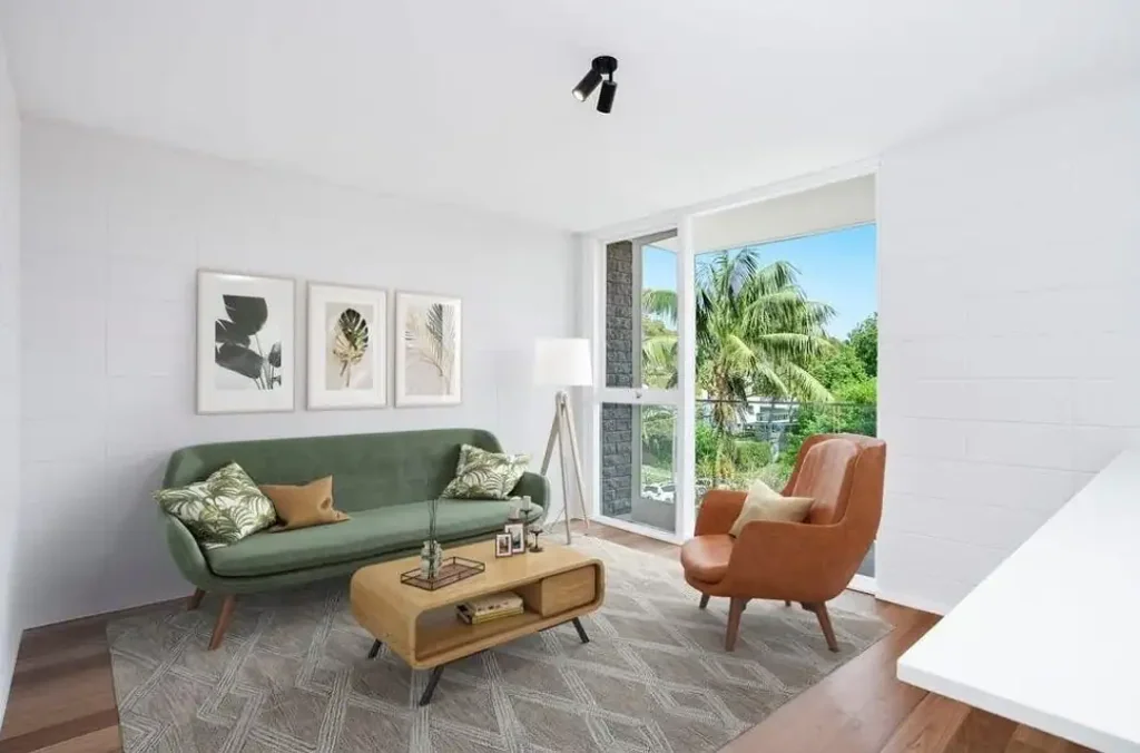 RENOVATED BEACHSIDE LIGHT FILLED APARTMENT IN PRIME LOCATION