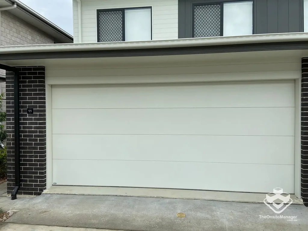3 BEDROOM TOWNHOUSE - Double Garage, Air Cons, Pets Welcome