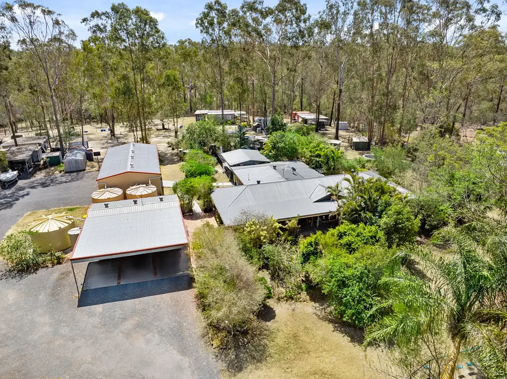 South Maclean 5房 1.77公顷私享 5卧主套 泳池水景 双住潜力 车库吊车 OPPORTUNITIES+ ON ALMOST 5- ACRES.