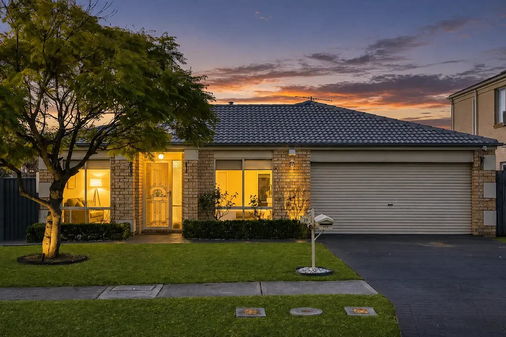 Prestons 4 Bedroom Spacious Family Living with Poolside Entertaining in Prestons