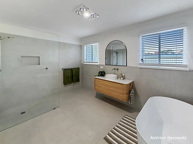 Casterton 3房  Where Style Meets Timeless Charm