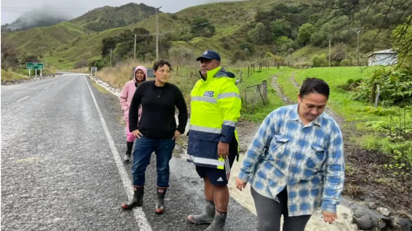 “我不能不来”——工党患癌女议员 Kiri Allan 访问洪水受灾地区,她对居民说了这些话
